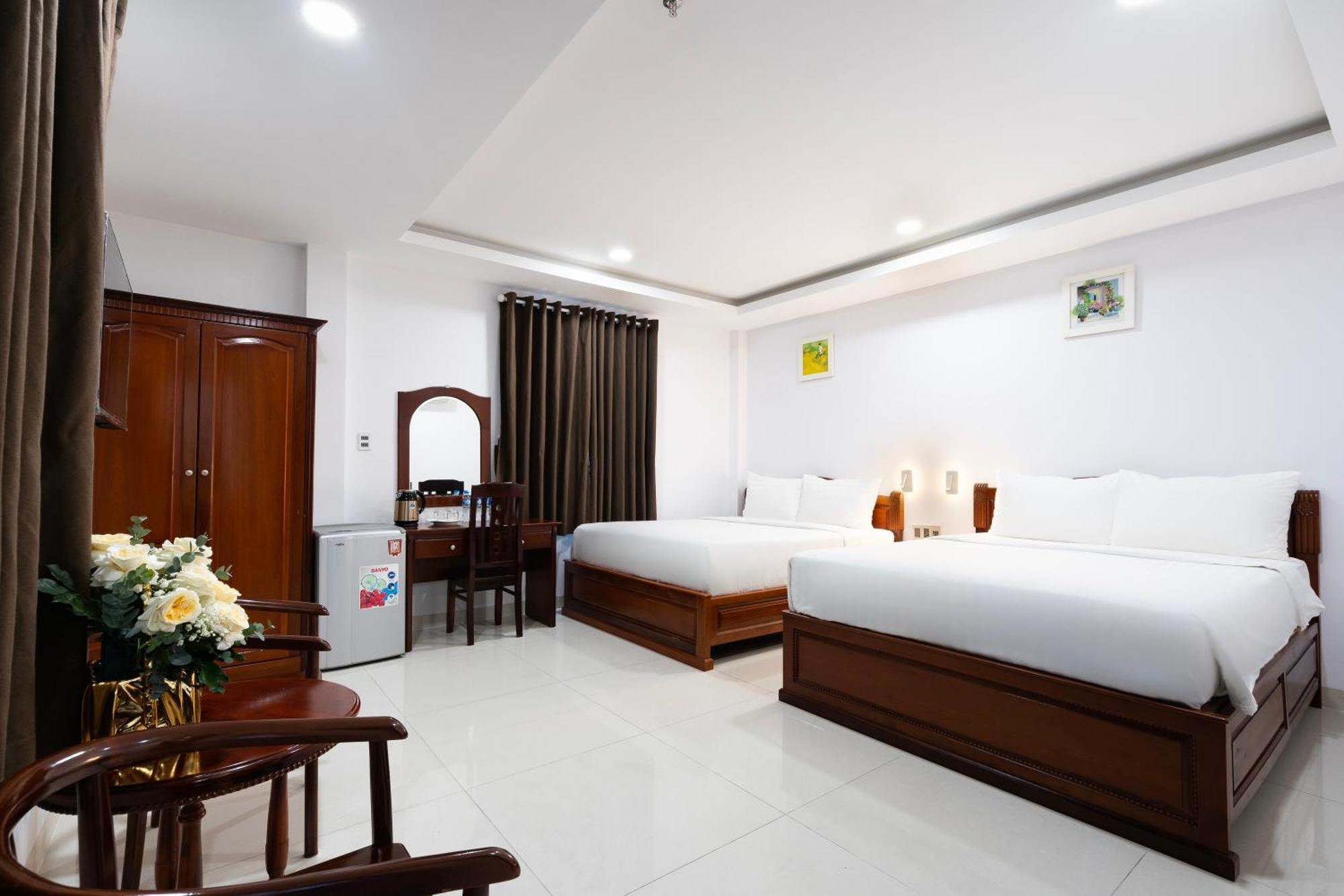 Khách sạn Hoang Luxury Dist 1 3*