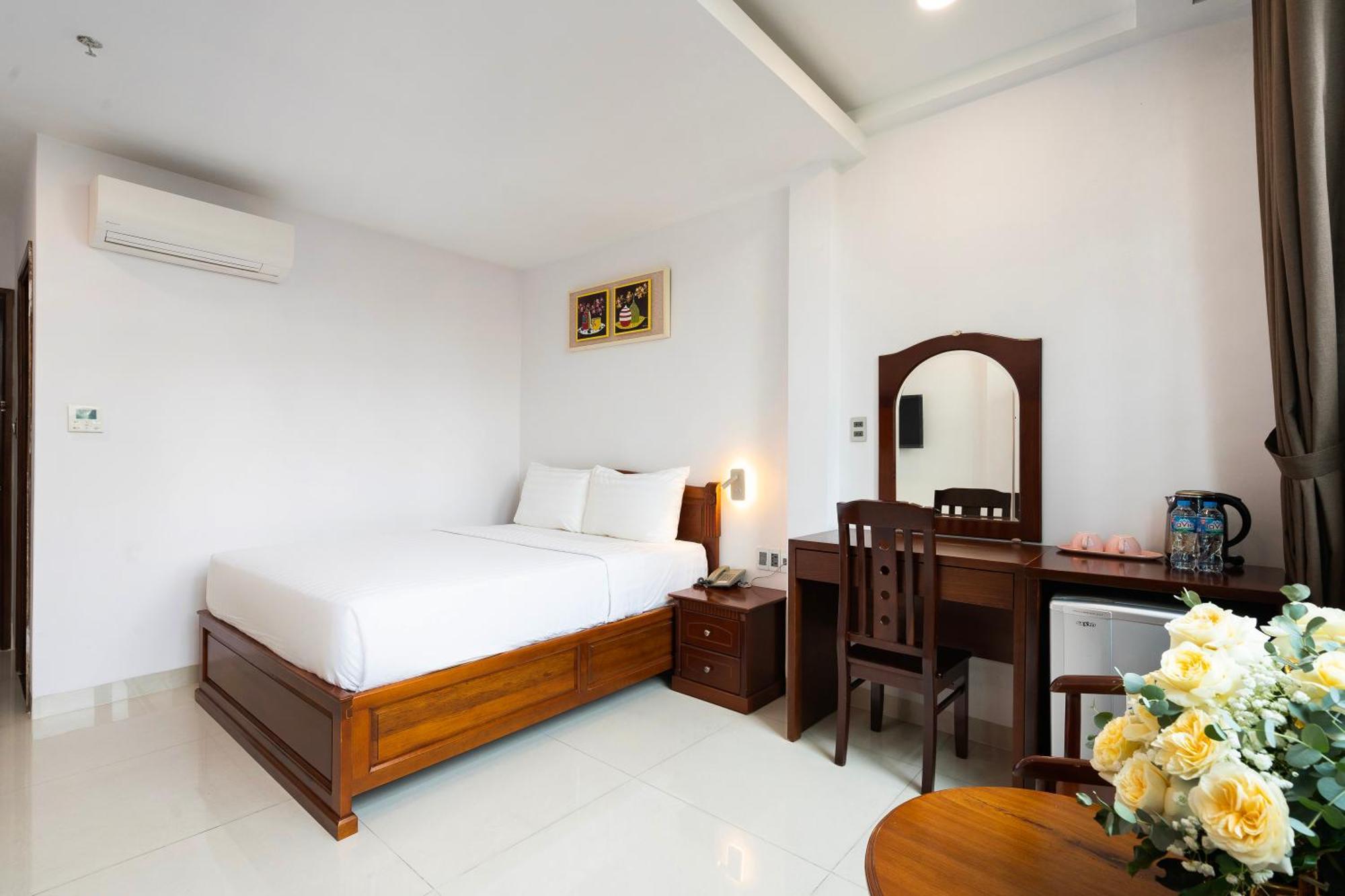 Hoang Luxury Dist 1 Khách sạn