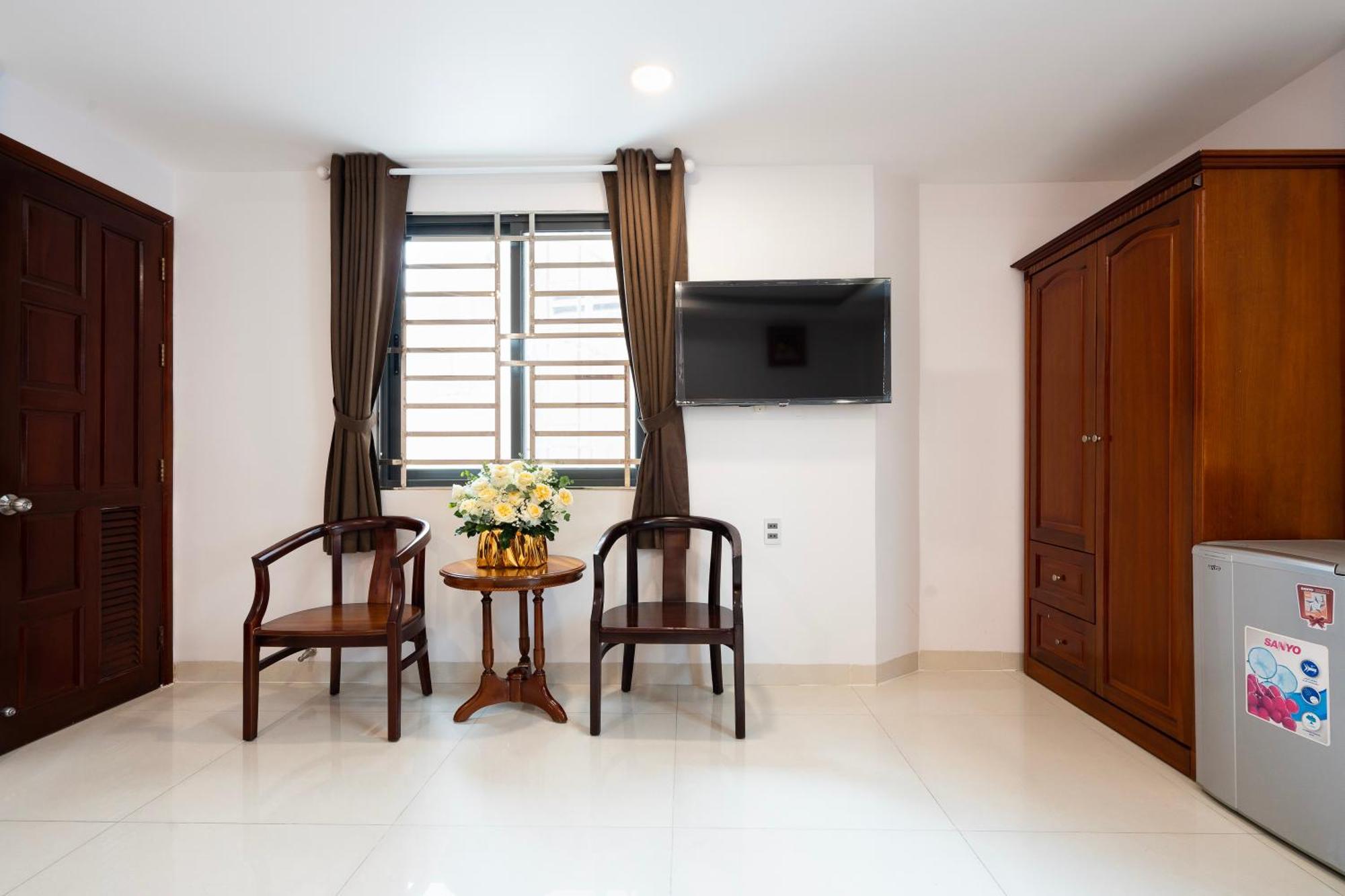 Khách sạn Hoang Luxury Dist 1 3*