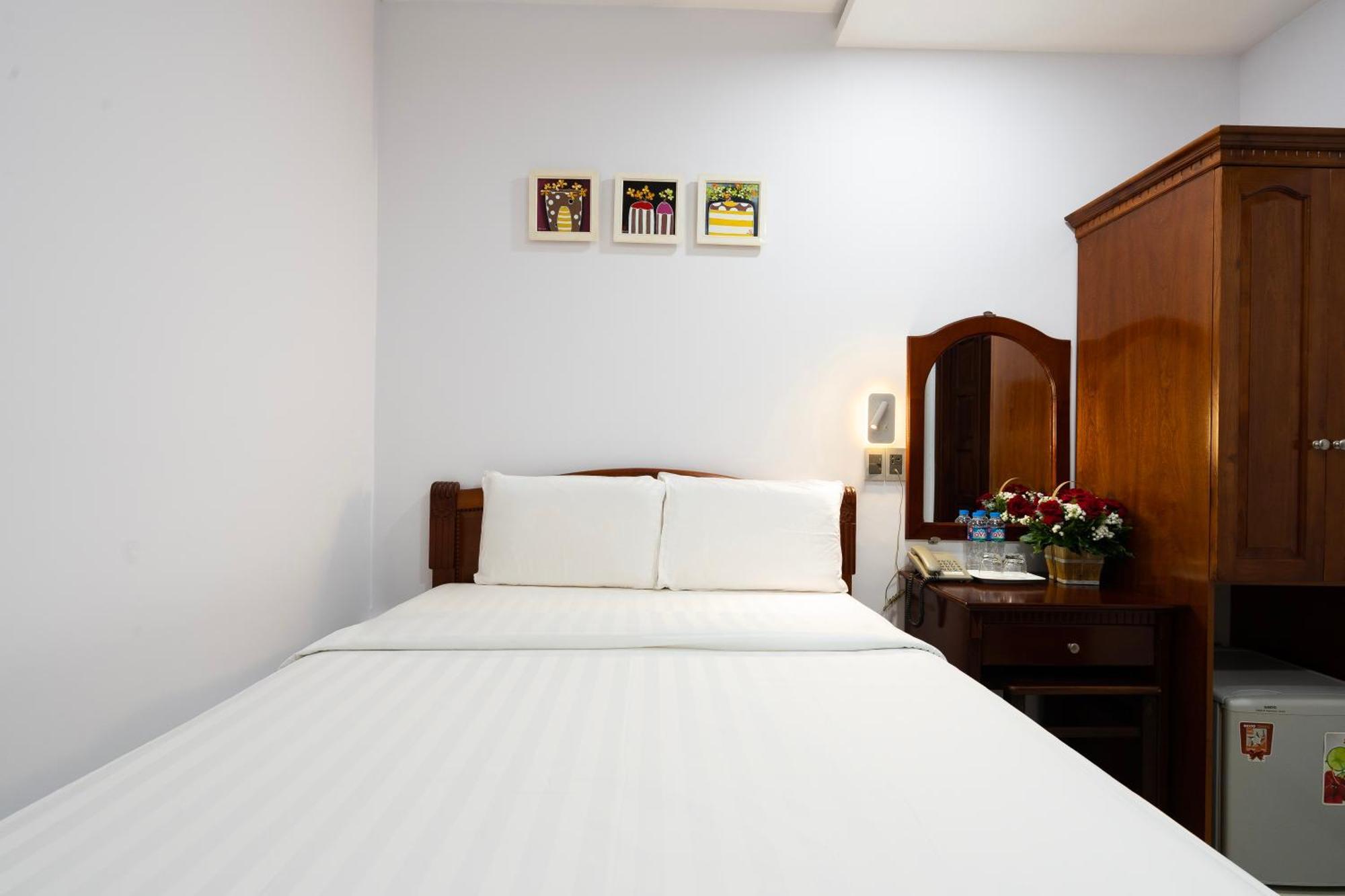 Khách sạn Hoang Luxury Dist 1 3*