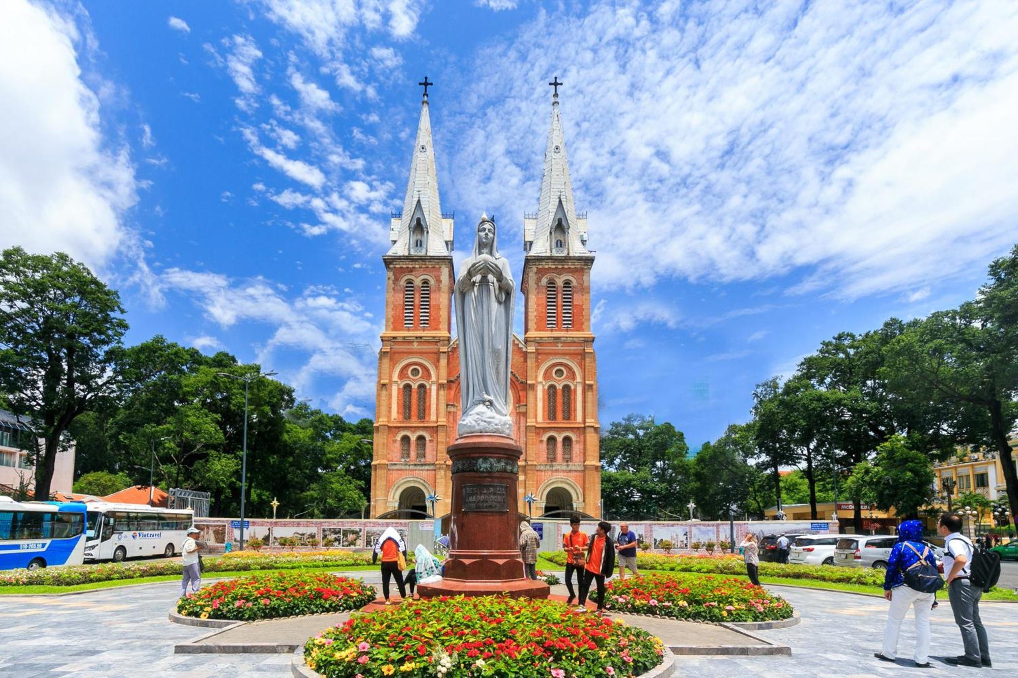 Hoang Luxury Dist 1 Khách sạn