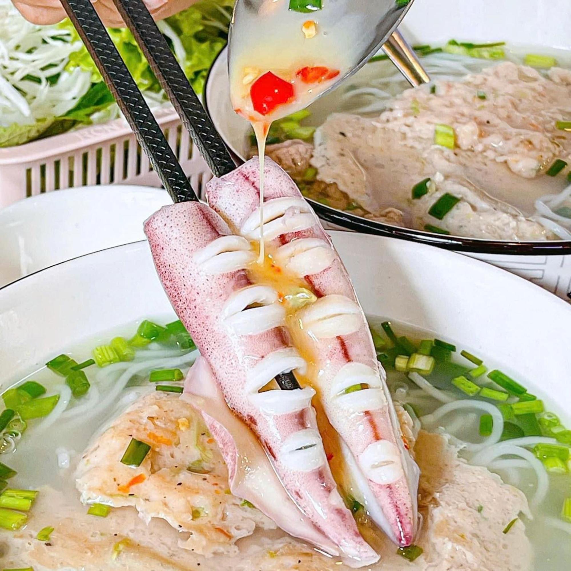 Hoang Luxury Dist 1 Khách sạn 3*