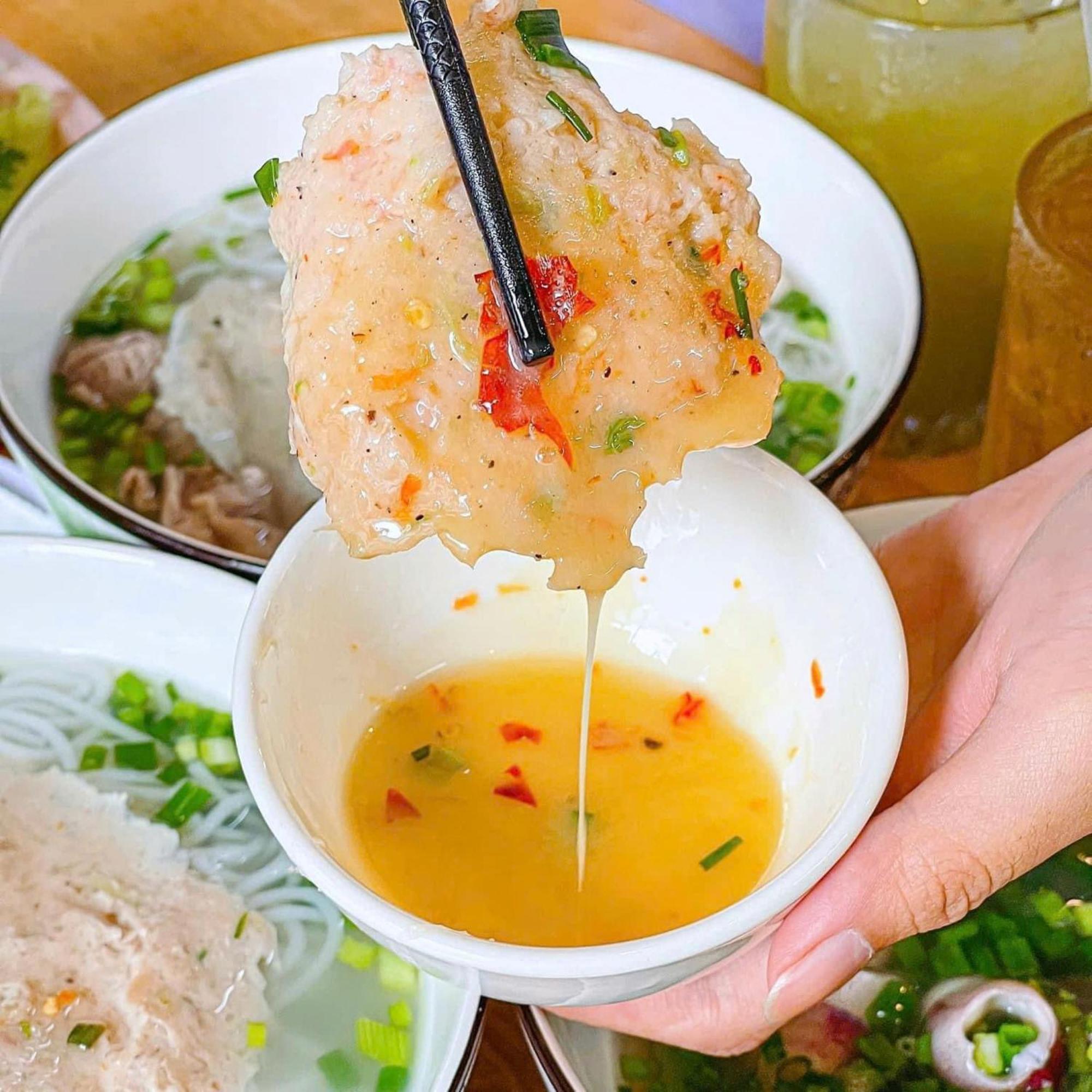 Khách sạn Hoang Luxury Dist 1 3*
